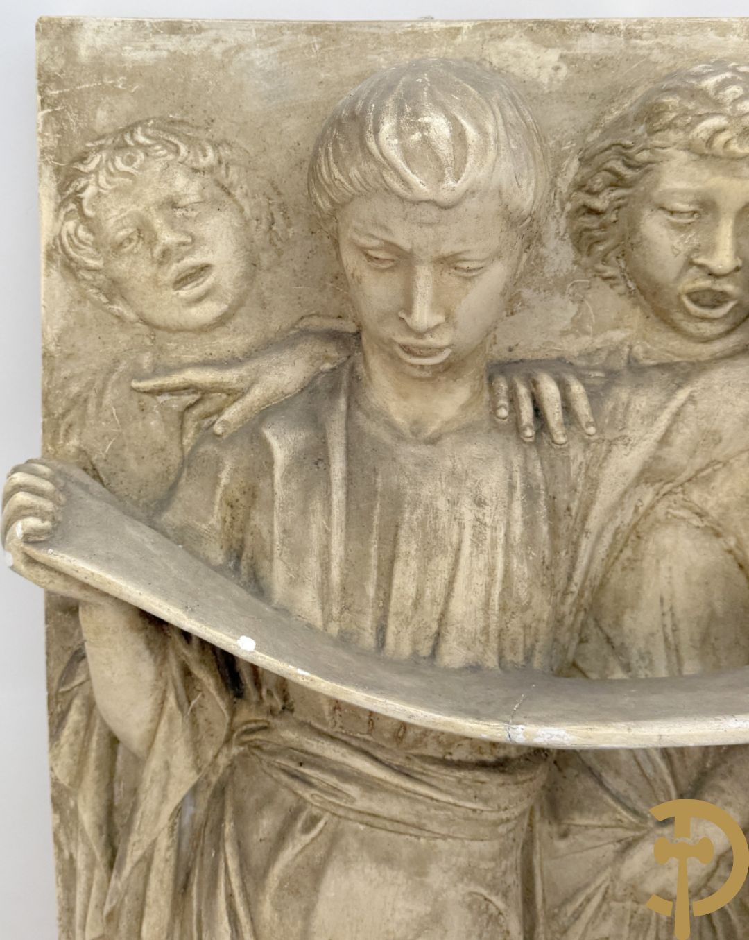 Gipsen basrelief met een zingend jongerenkoor