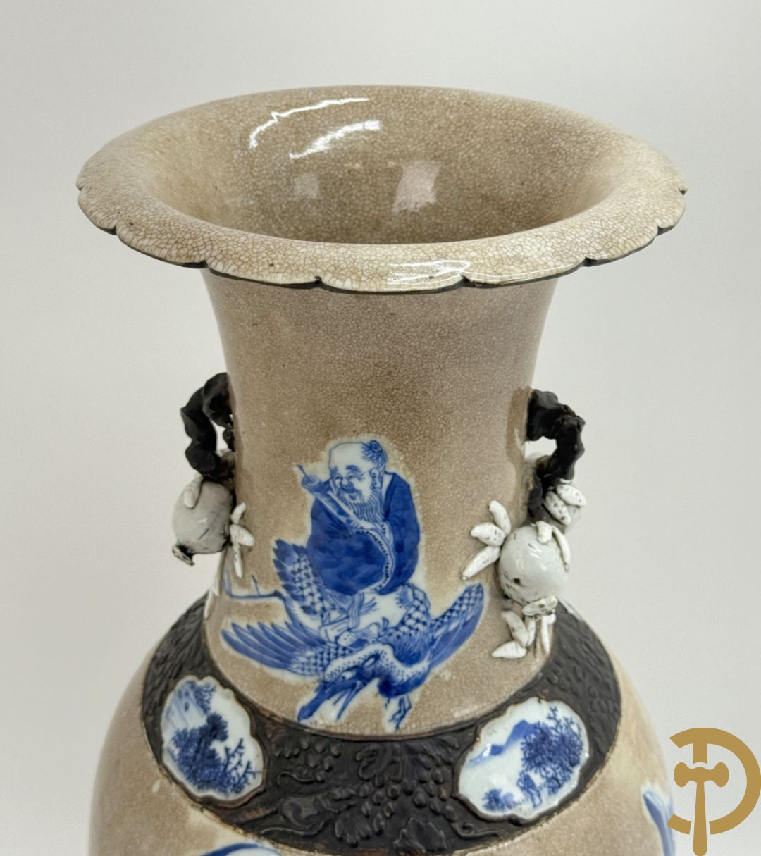 Antieke Chinese Nankin vaas met decor van wijsgeren, onderaan bezet met hert en bovenaan met pioenrozen