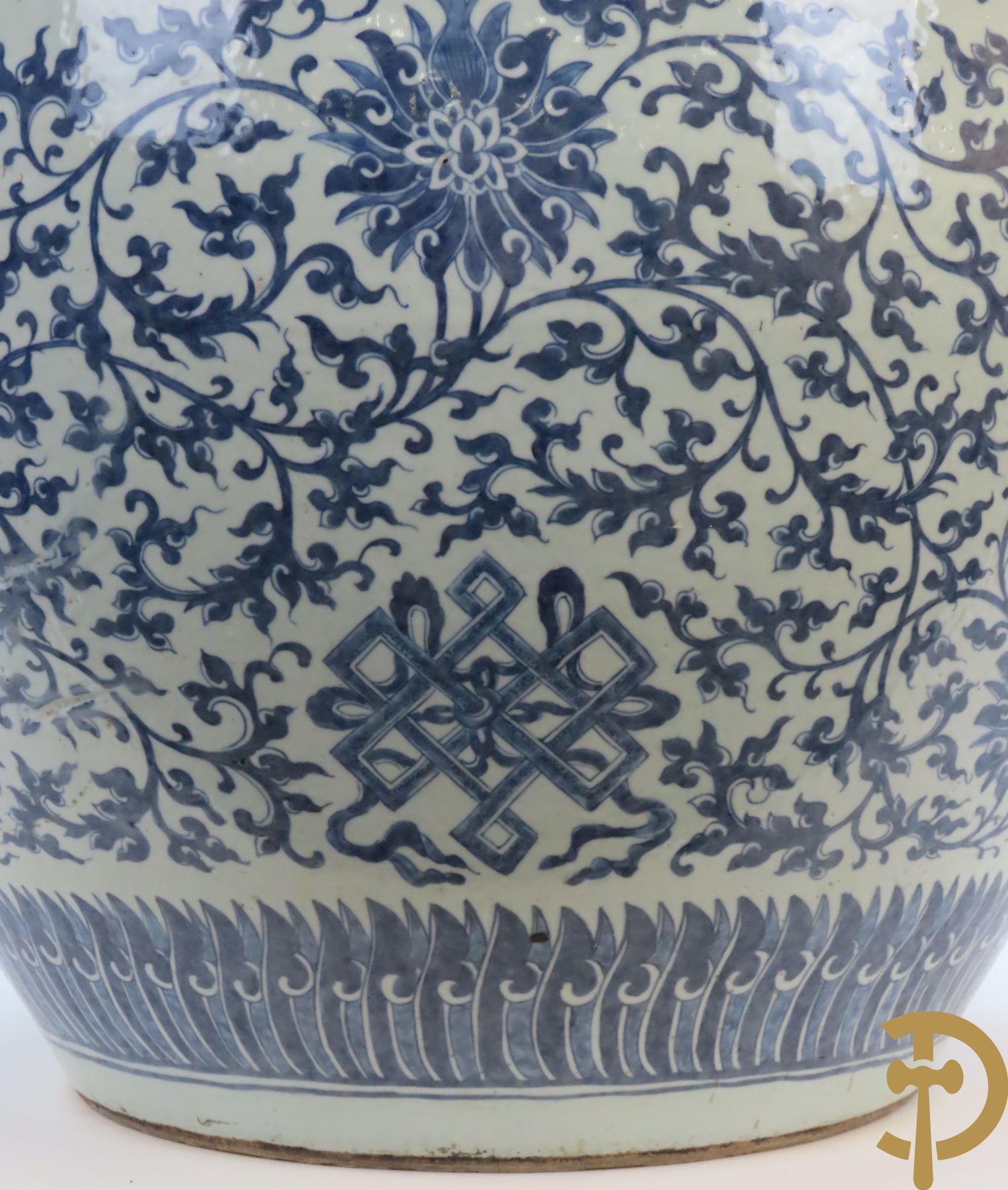 Chinese porseleinen blauw - witte viskom of grote cachepot met lotusslingers, Qian Long 19e