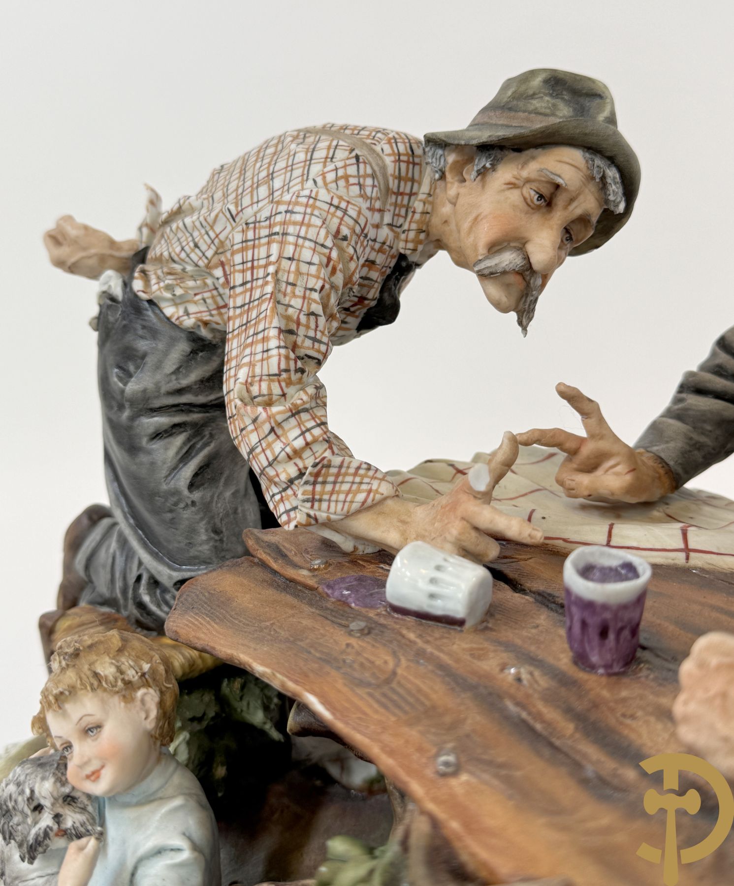 Twee grote Italiaanse groepen in 
gekleurde biscuit : jongens plukken appels - onderonsje aan tafel + 4 groepen in gekleurde Italiaanse biscuit