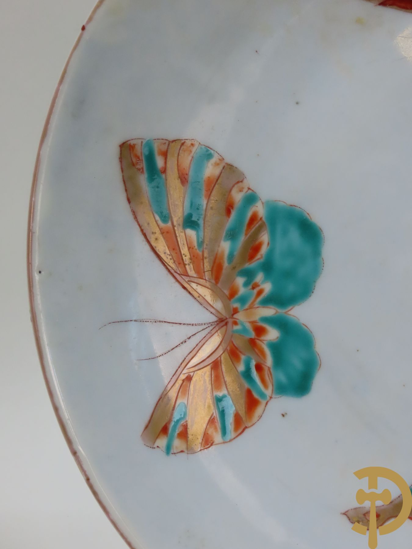 Paar porseleinen borden met vlinderdecor