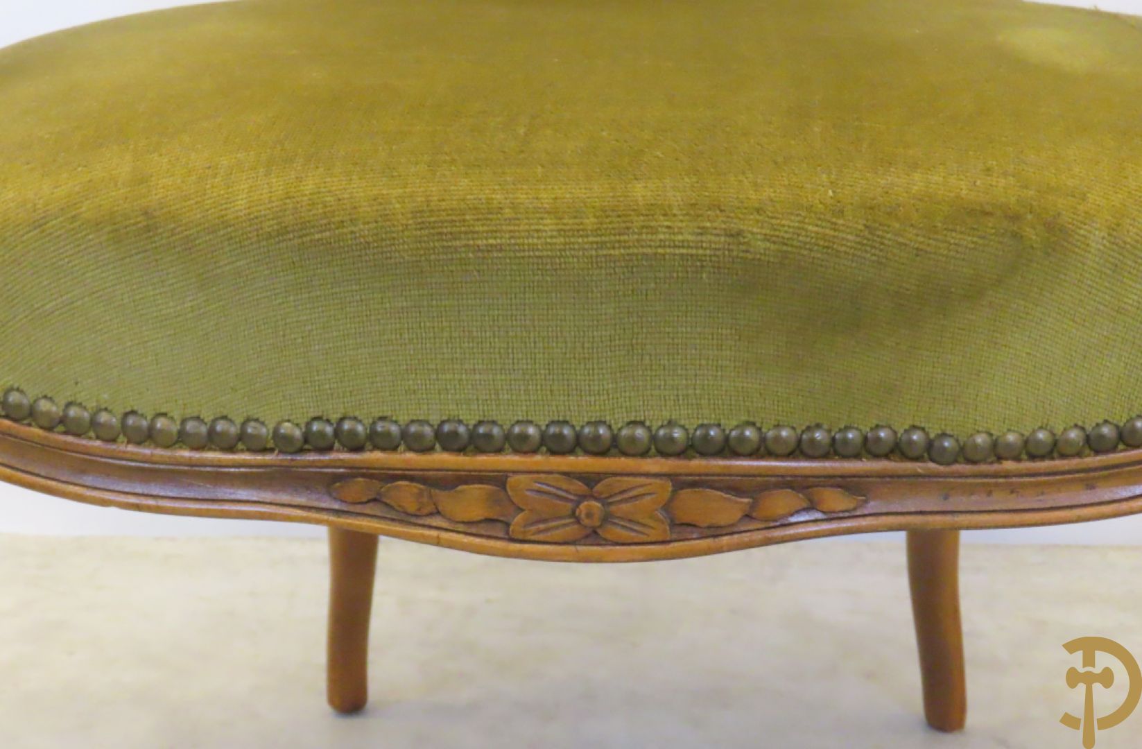 Paar groen gestoffeerde Louis XV bijzetarmzetels