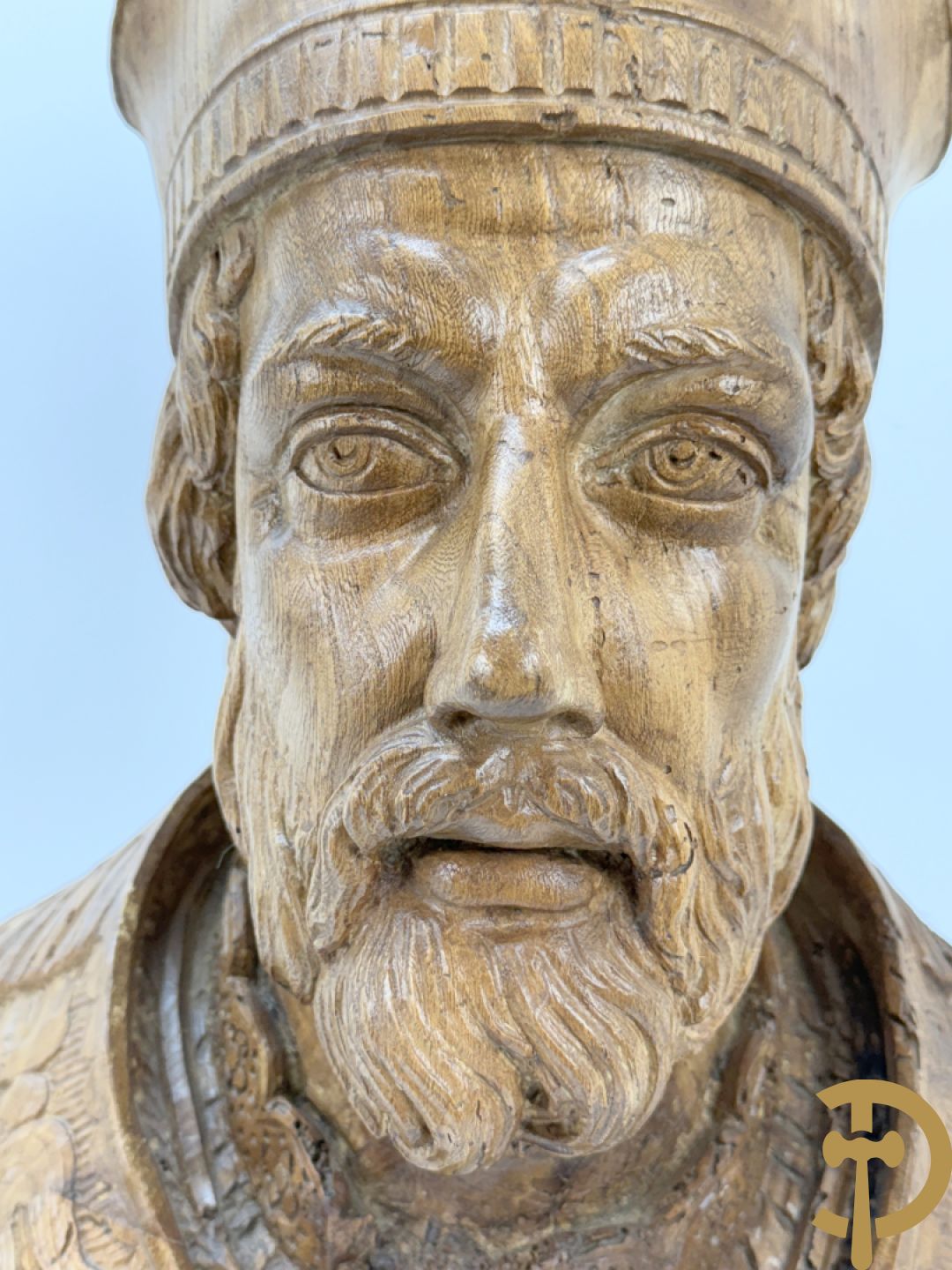 Houtgesculpteerde buste van Sint Elooi