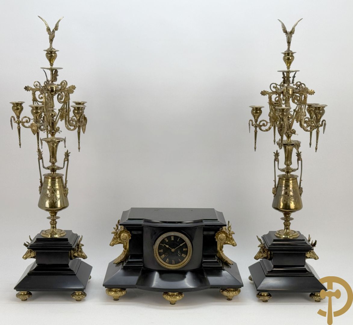 Zwart marmeren garnituur Napoleon III bestaande uit paar bronzen vuurrvergulde vijfarmige kandelaars bezet met vogels op zwarte marmeren basis met hertenkoppen + zwart marmeren middenstuk met klok bezet met hertenkoppen (zonder beeld)