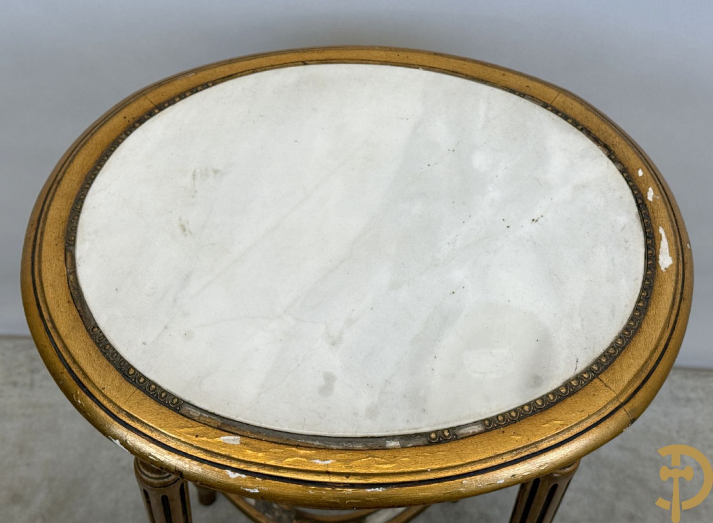 Vergulde bijzettafel Louis XVI stijl met wit marmeren blad op gecanneleerde poten