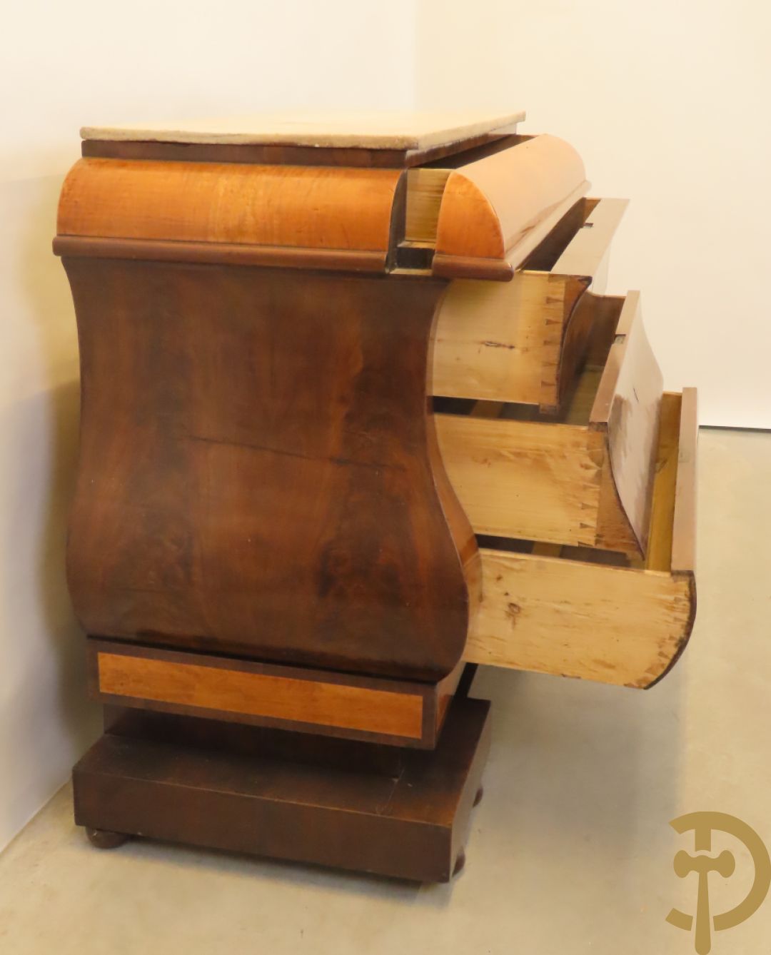 Antieke gegalbeerde commode van mahonie met 4 lades, 2 de kwart 19e