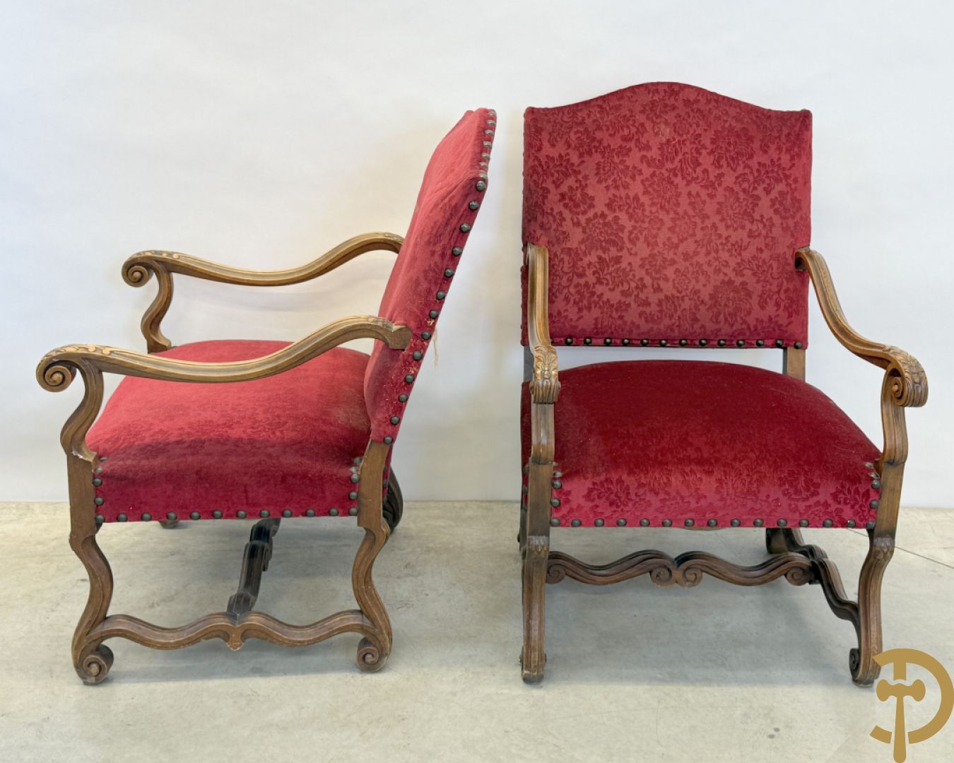 Paar armzetels met voluutvormige armleuningen, bordeaux stof, gesculpteerd met accanthusranken + Armzetel met bordeaux stof, vollutvormige armleunungen en gesculpteerd met accanthusranken