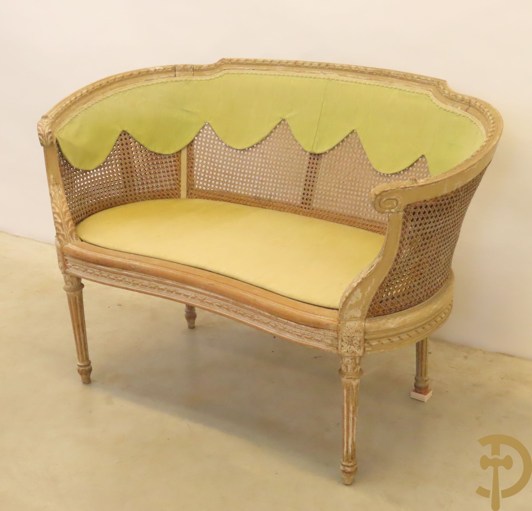 Gemonochromeerde bergère met groene mohair stof + gemonochromeerde en gecaneerde canapé Louis XVI stijl