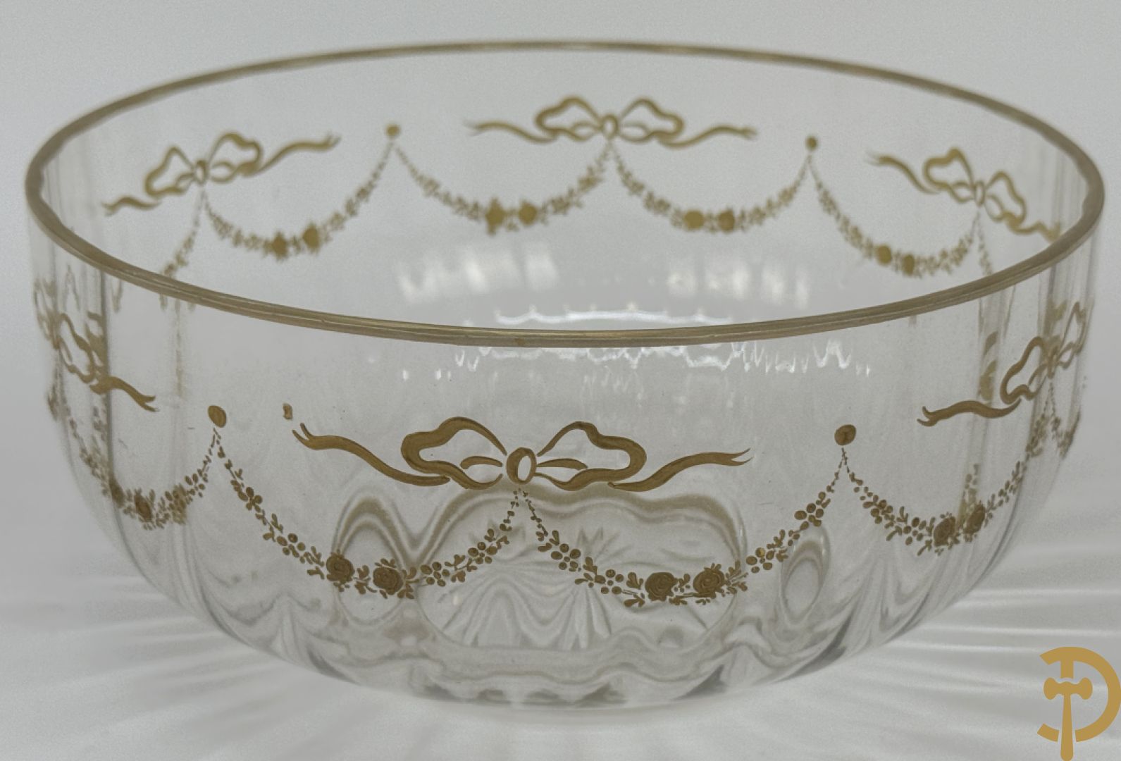 Kristallen flacon met verzilverd omhulsel en geanimeerd tafereel + kristallen coupe met verzilverde rand + kristallen coupe met vergulde louis XVI strikken en guirlandes