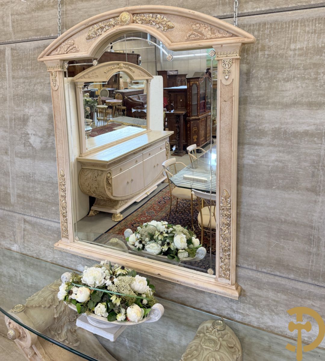 Uitzonderlijke eetkamer bestaande uit dressoir met 4 deuren en 2 lades op voluutvormig onderstel met rocailles opzij en boven met spiegel + bijhorende vitrine + console + spiegel + tafel op voluutvormig onderstel + 6 bijhorende armzetels met koperen frame - uniek ontwerp door de firma Vidal Grau Spaanse makelij, begin jaren 