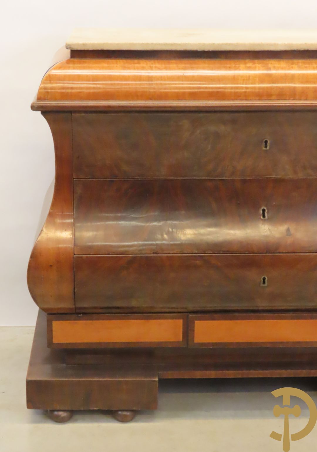 Antieke gegalbeerde commode van mahonie met 4 lades, 2 de kwart 19e