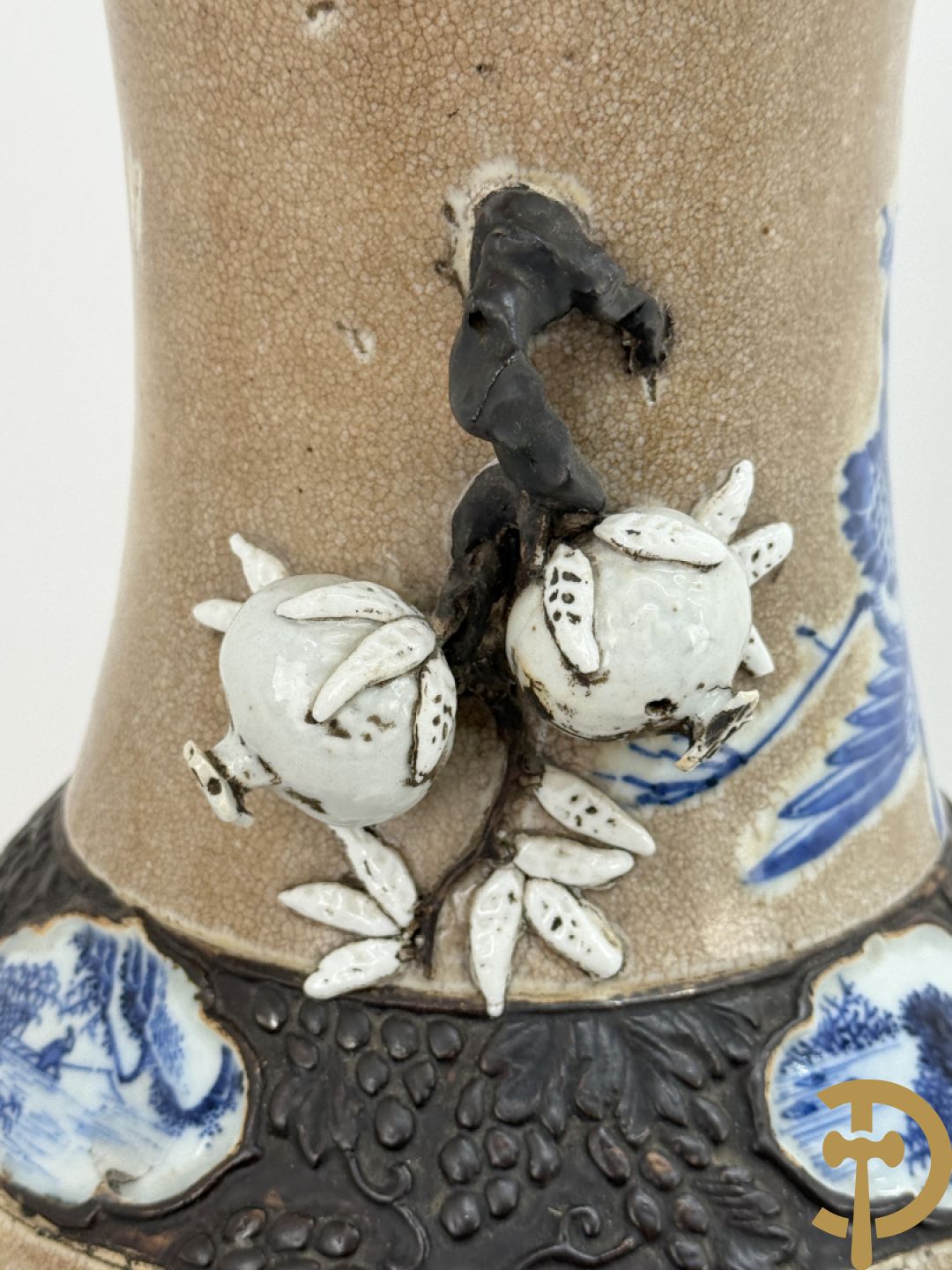 Antieke Chinese Nankin vaas met decor van wijsgeren, onderaan bezet met hert en bovenaan met pioenrozen