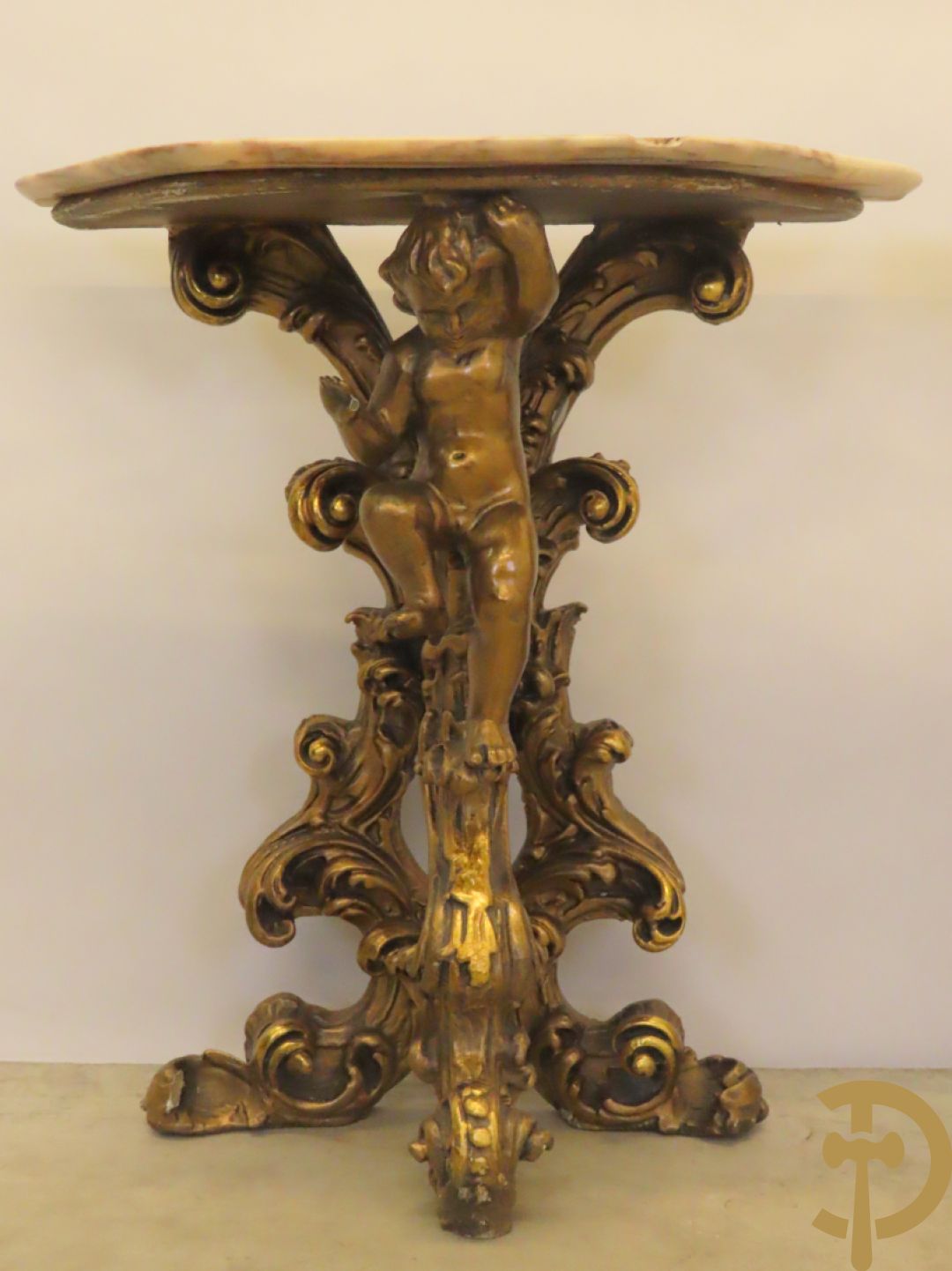 Twee vergulde consooltjes met cupido