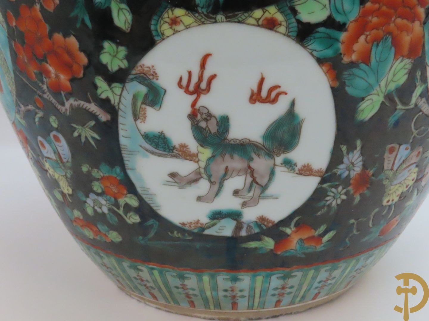Chinese porseleinen cachepot met geanimeerd decor op zwarte fond met bloemen