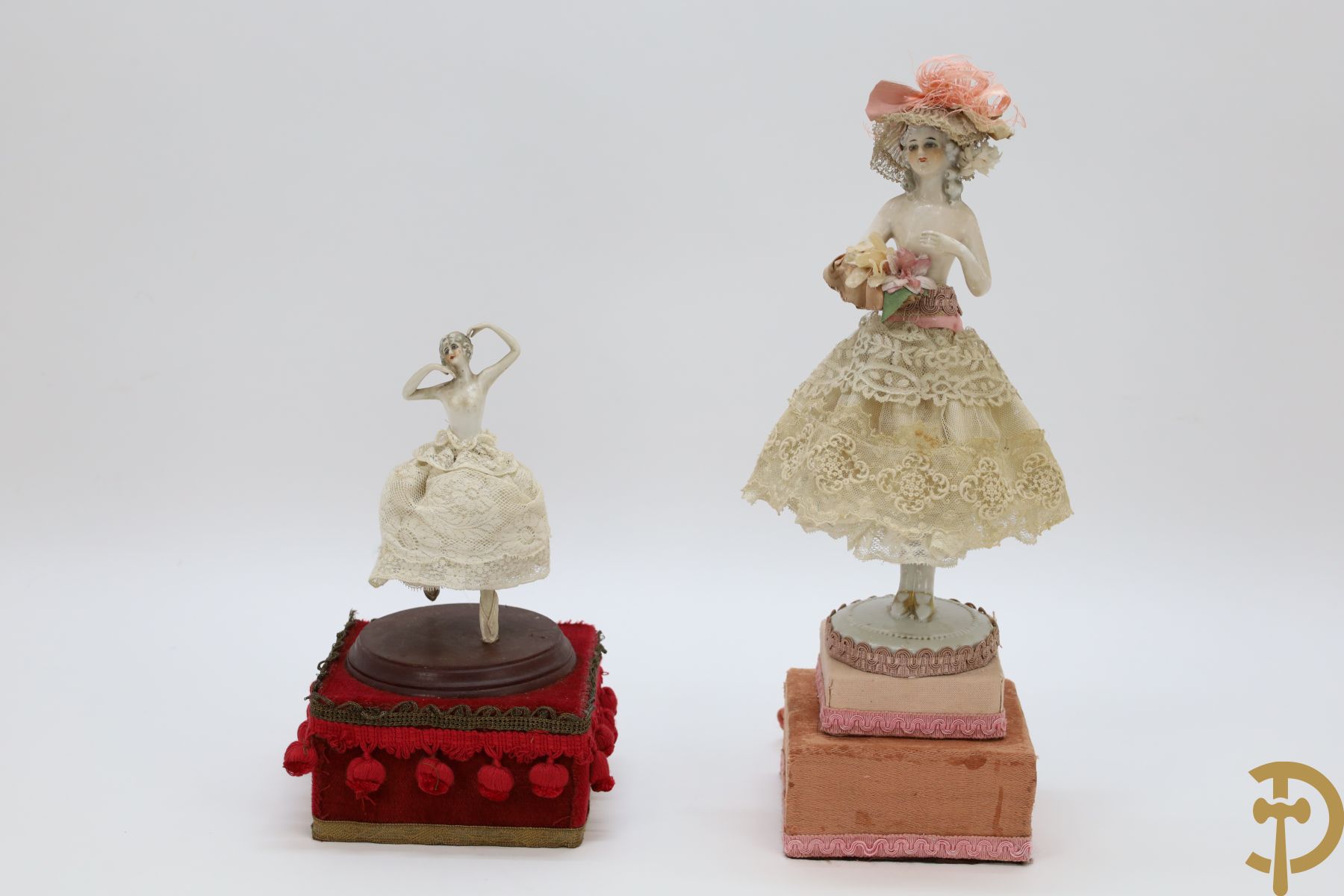 Muziekdoos met porseleinen bloemenverkoopster + kleine ballerina in porseleinen bovenkant en stoffen onderkant