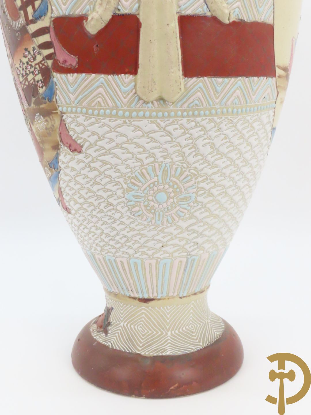 Paar Japanse Satsumat vazen met kijgerdecor en geanimeerde scènes, zijdelings met vogels bezet