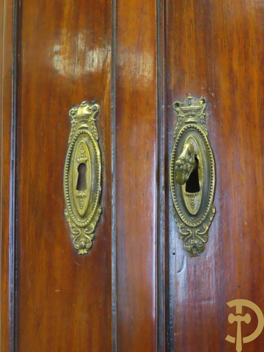 Mahoniehouten hoekkast met gebogen deuren - bovenaan met fronton en Louis XVI motieven, laat 18e