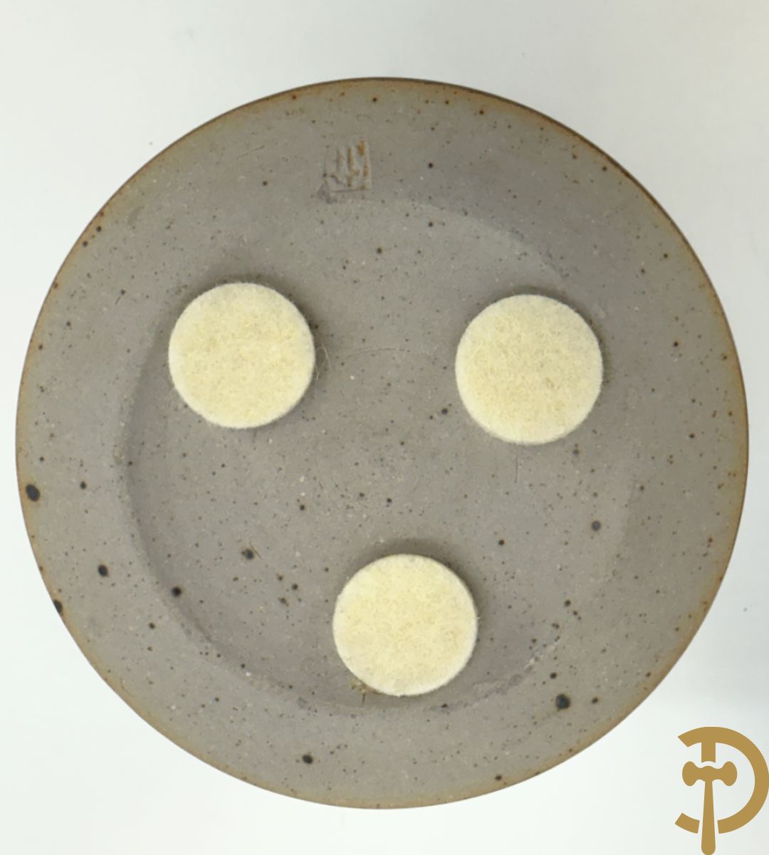 LEI HANNEN (van) onderaan gemerkt - Paar design dekselpotiches van geglazuurde keramiek