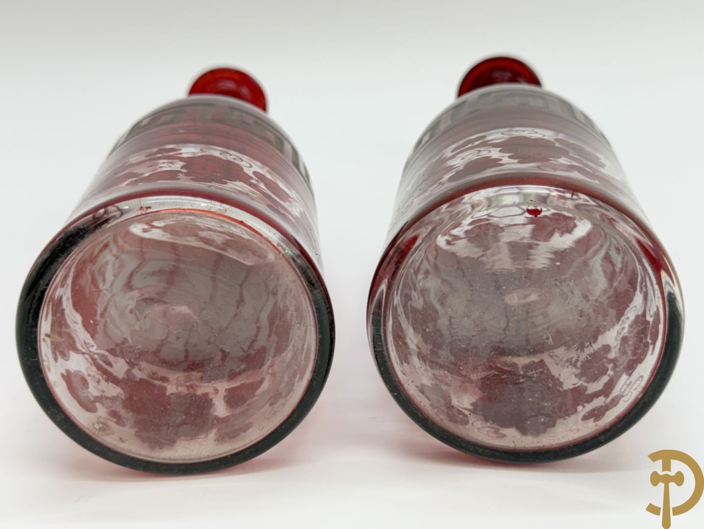 Paarse en rood gekleurde kristallen karaf Val-Saint-Lambert + 2 Boheemse karaffen + verzilverde decanteur met Louis XV motieven