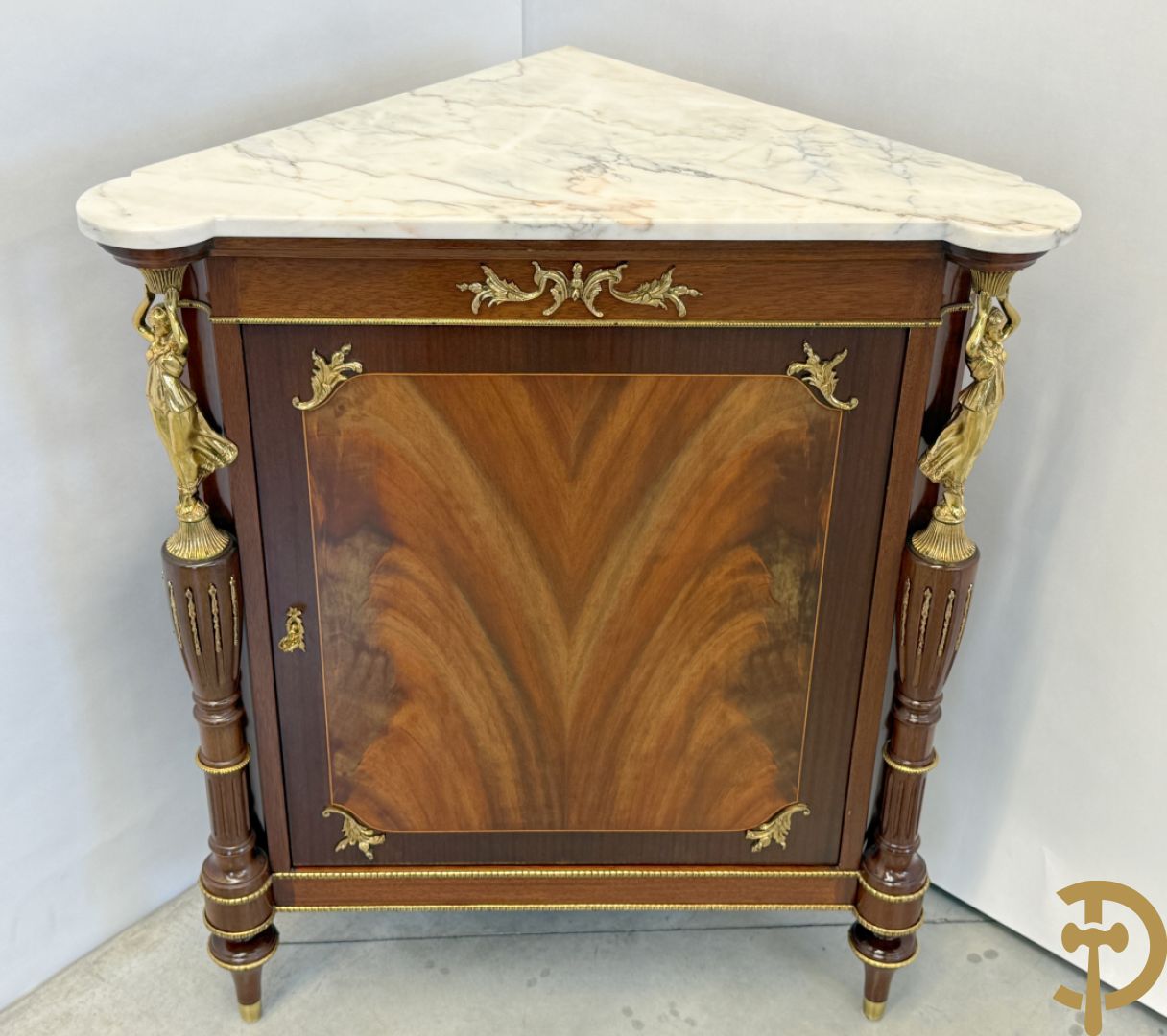 Notelaren hoekkast bekroond met dame, zijdelings met ballusters - met wit marmeren blad