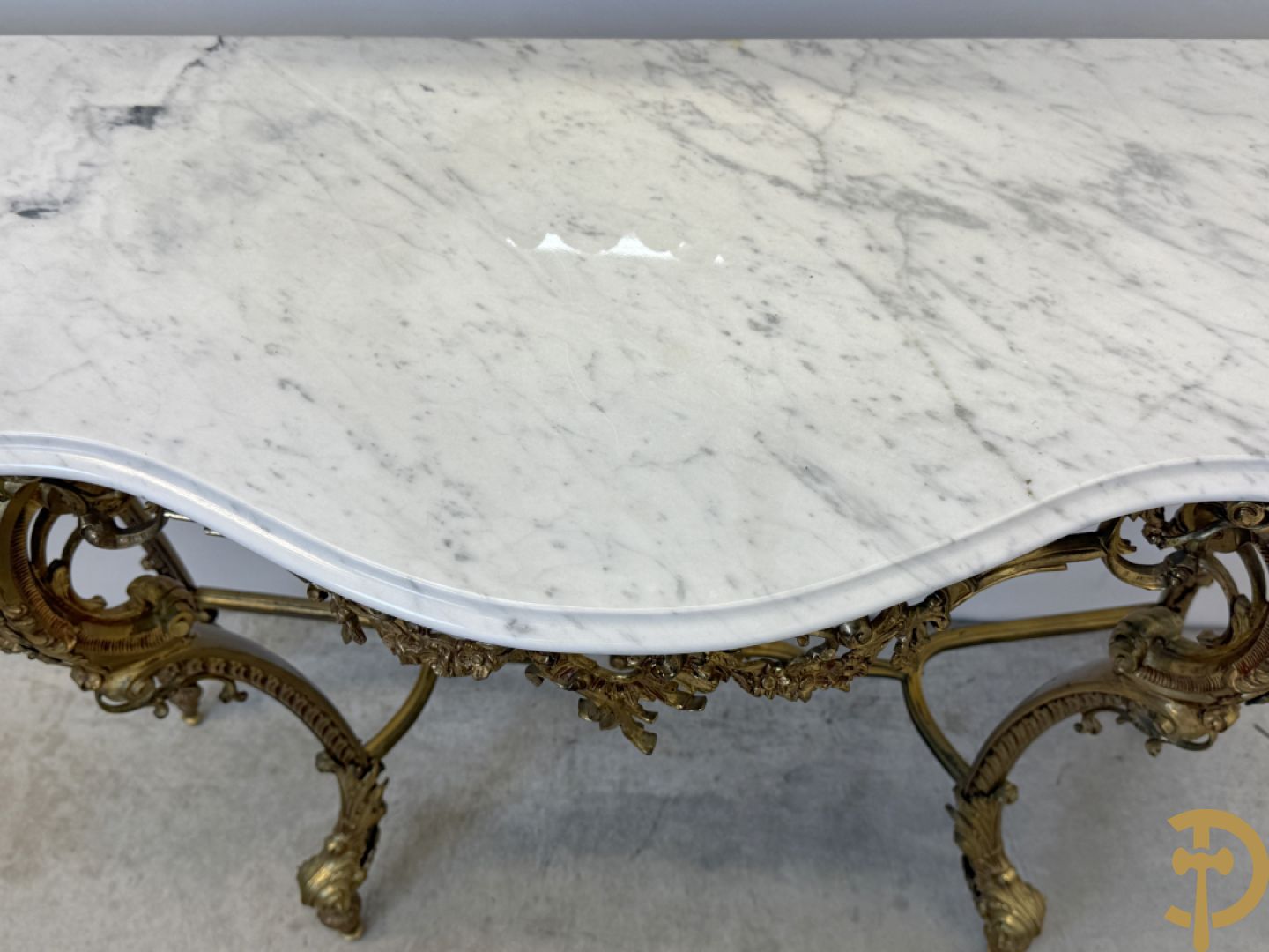 Koperen sierconsole Louis XV stijl met wit marmeren blad op 4 voluutvormige poten + bijhorende spiegel