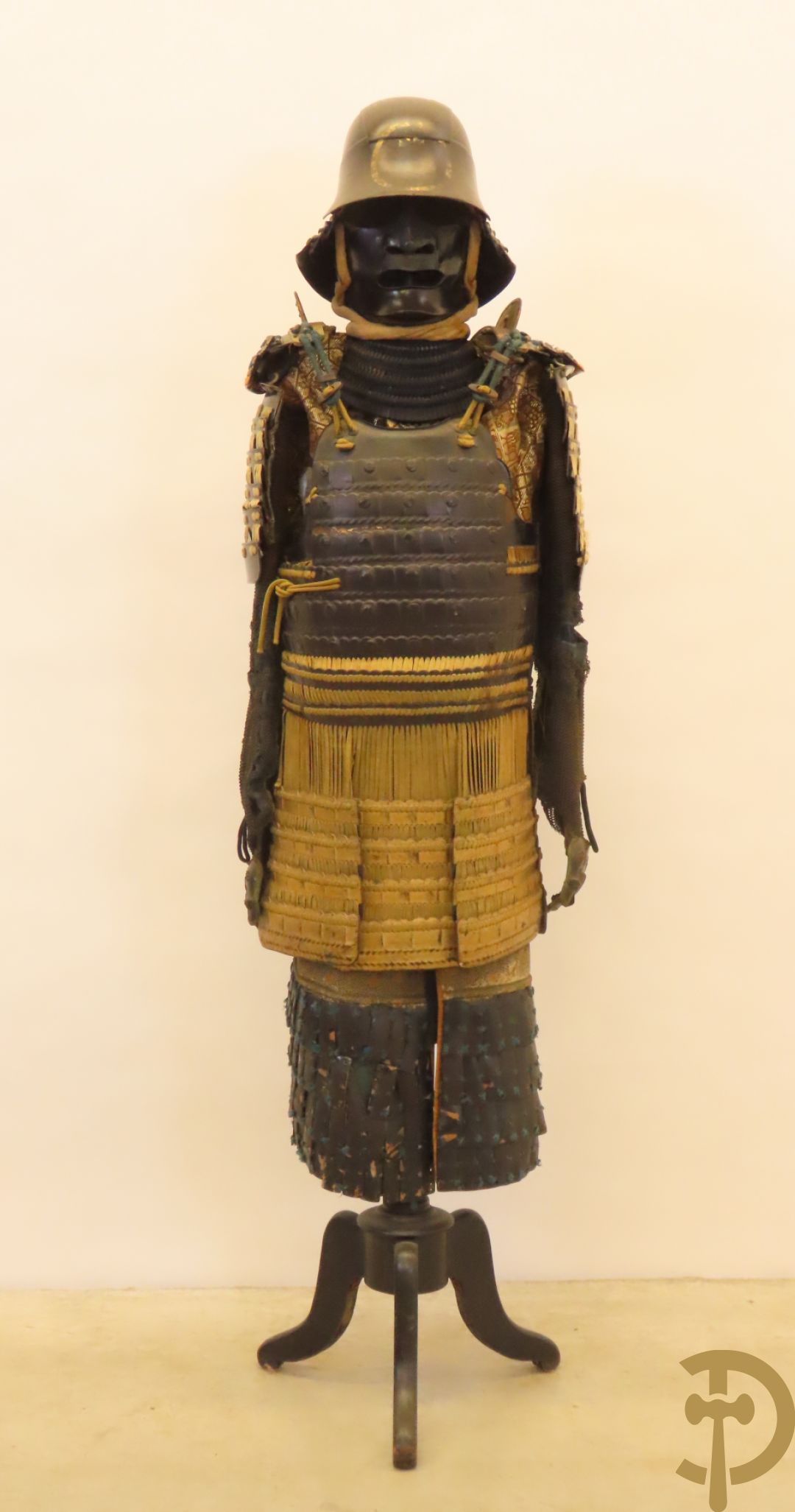 Aziatische antieke samurai uitrusting met helm gemonteerd op statief - type Okegawa Gusoku van ijzer en Kusari in leder.