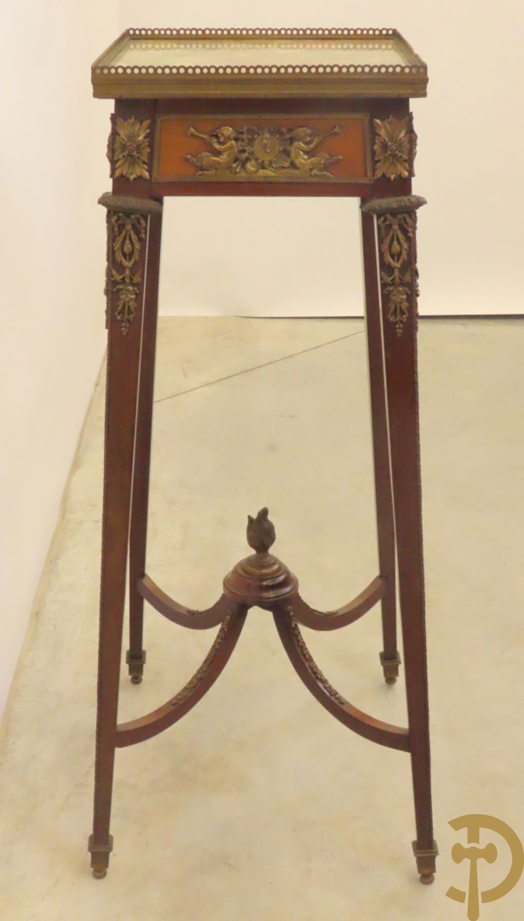 Notelaren staander bezet met bronsbeslag van musicerende cupido