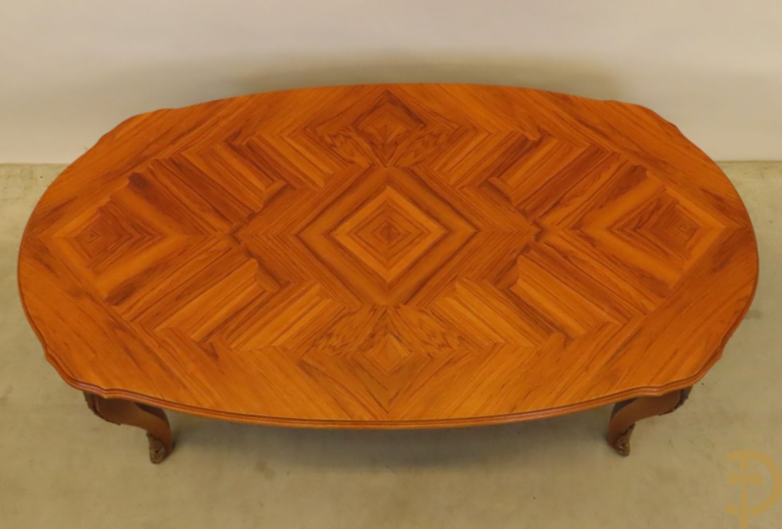 Notelaren ovale salontafel bezet met bronsbeslag