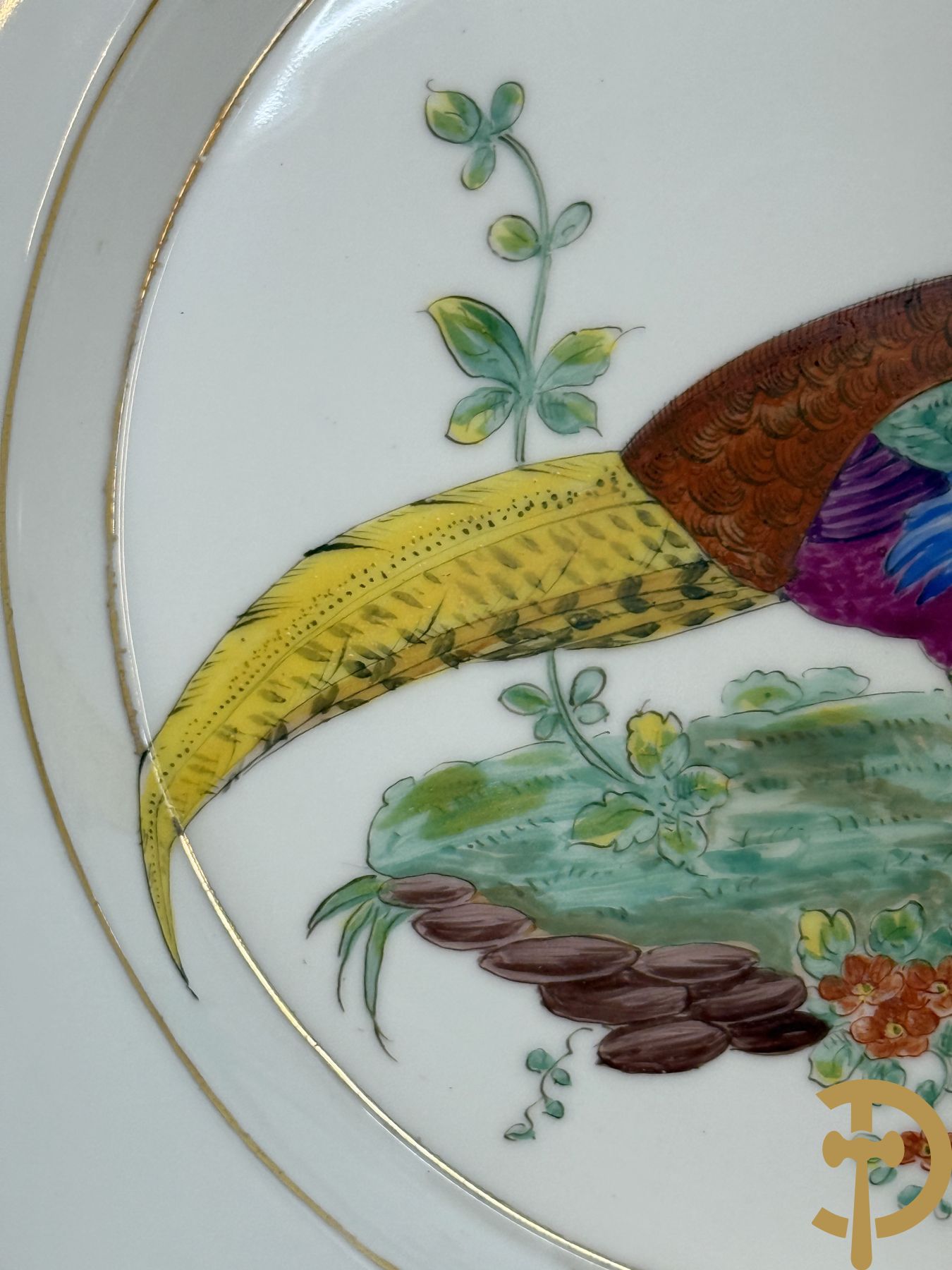 Paar handgekleurde Franse porseleinen borden met vogeldecor, 19e