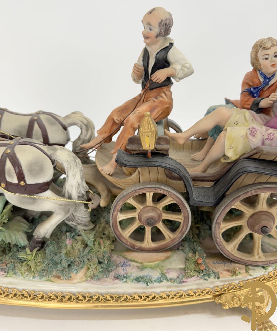 Zes porseleinen groepen Capo di Monte : Paarden met koets, oude man op bank, dame met kinderen, cupido