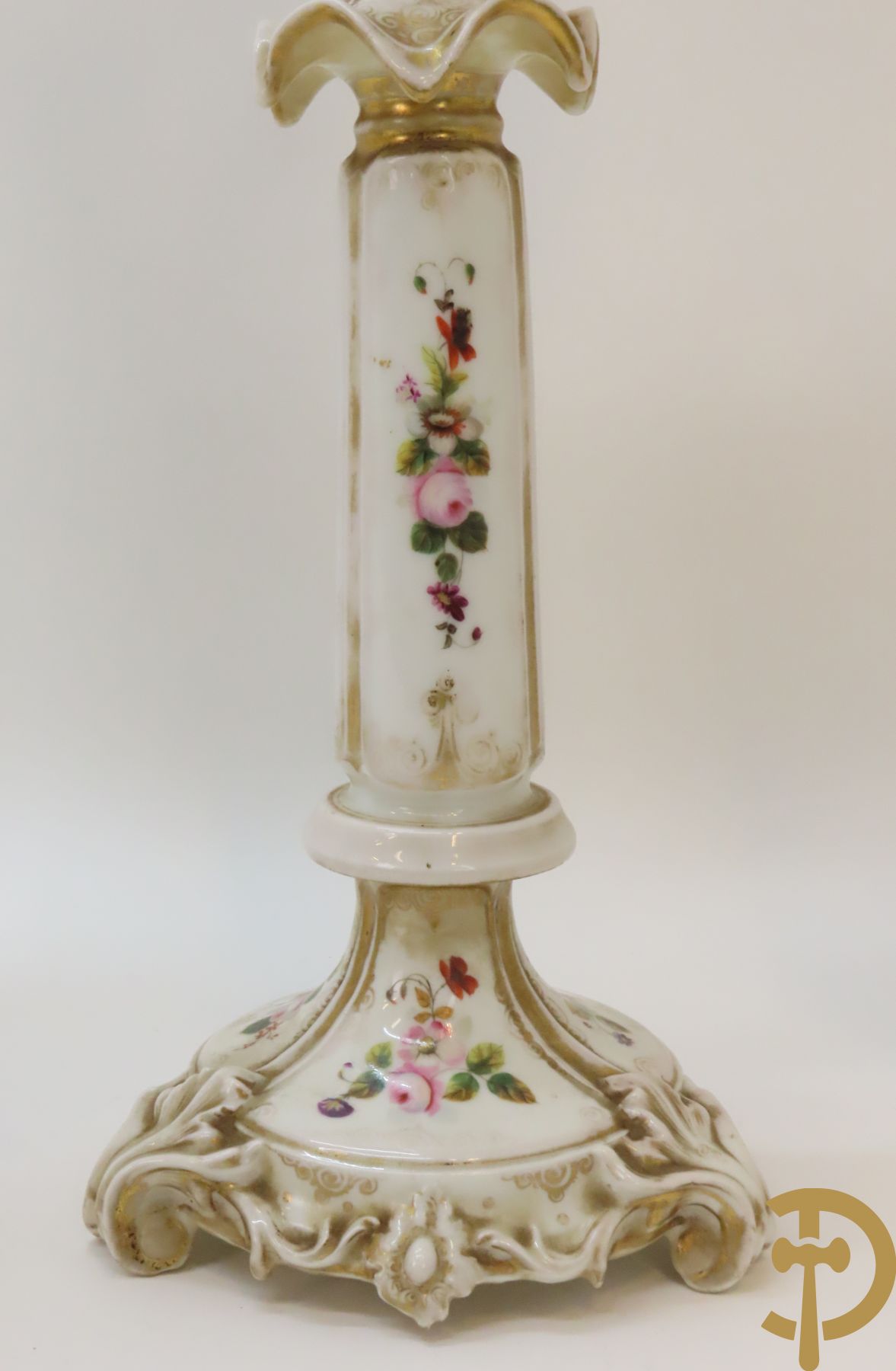 Porseleinen Vieux Paris vierarmige kandelaar met bloemen bezet + paar Vieux Bruxelles cornetvazen