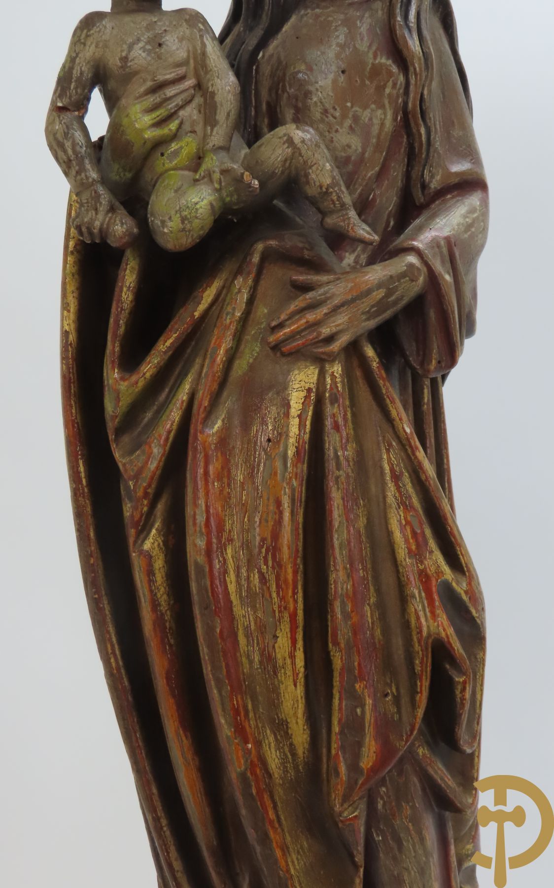 Gepolychromeerde houtsculptuur van madonna met kind gemonteerd op sokkel met accanthusranken