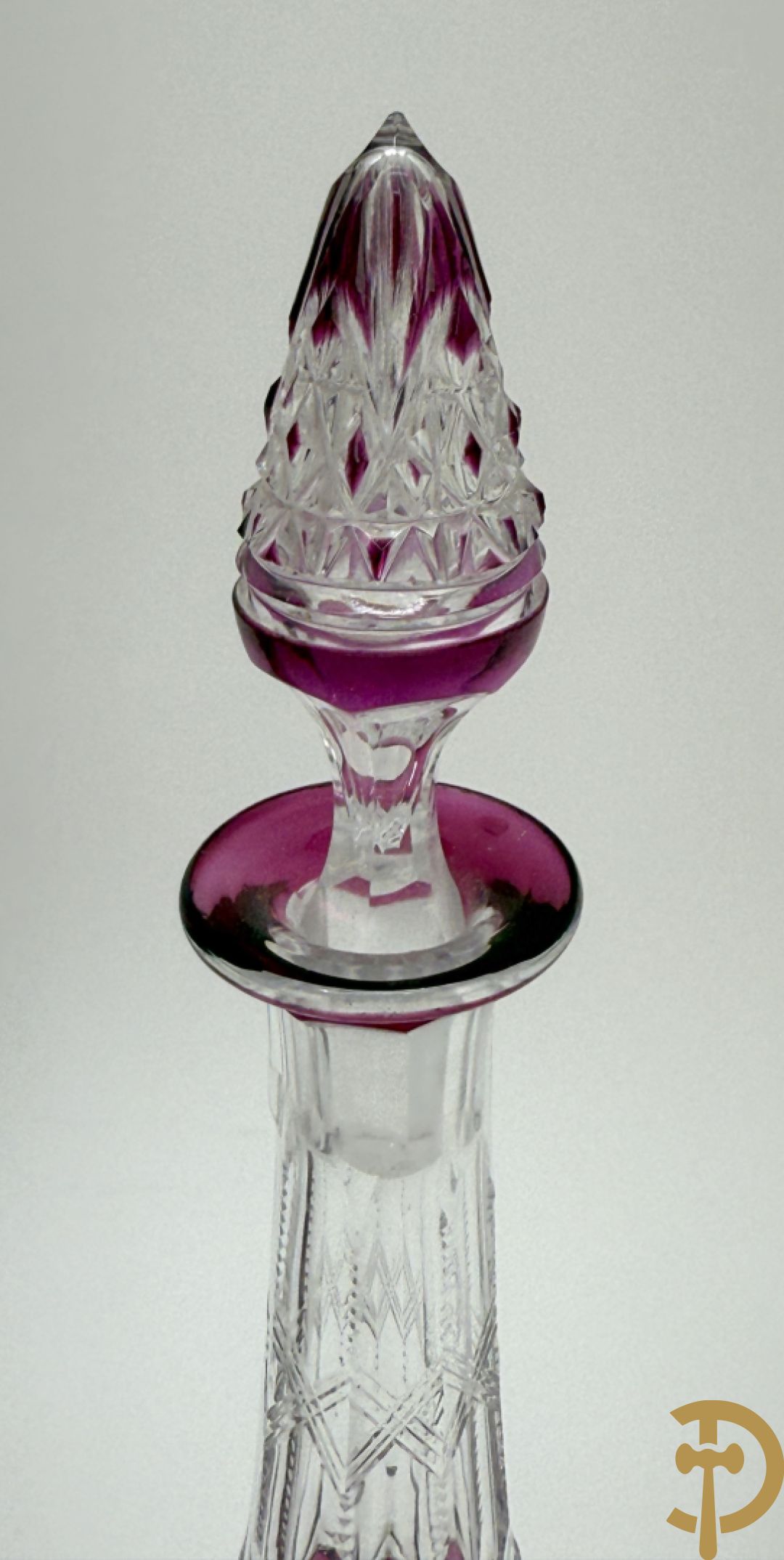 Paarse en rood gekleurde kristallen karaf Val-Saint-Lambert + 2 Boheemse karaffen + verzilverde decanteur met Louis XV motieven