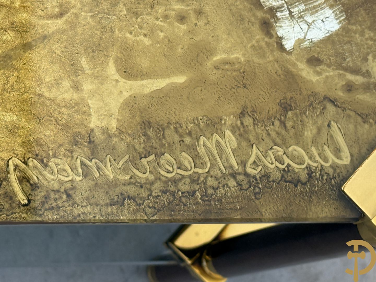 Vintage salontafel met geslepen glazen blad met bladgoud bewerkt op koperen voeten, Meersman Lucas getekend + 2 sidetables met geslepen glazen blad met bladgoud bewerkt op koperen voet, Meersman Lucas getekend + bijhorende lampadaire