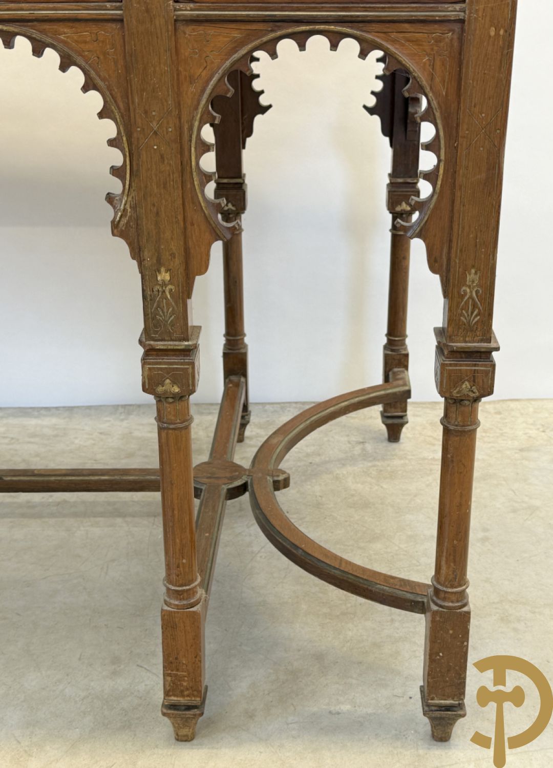 Syrische schrijftafel in exotische houtsoorten met 3 lades op 8 poten met boogvormige en deel vergulde motieven, 19e