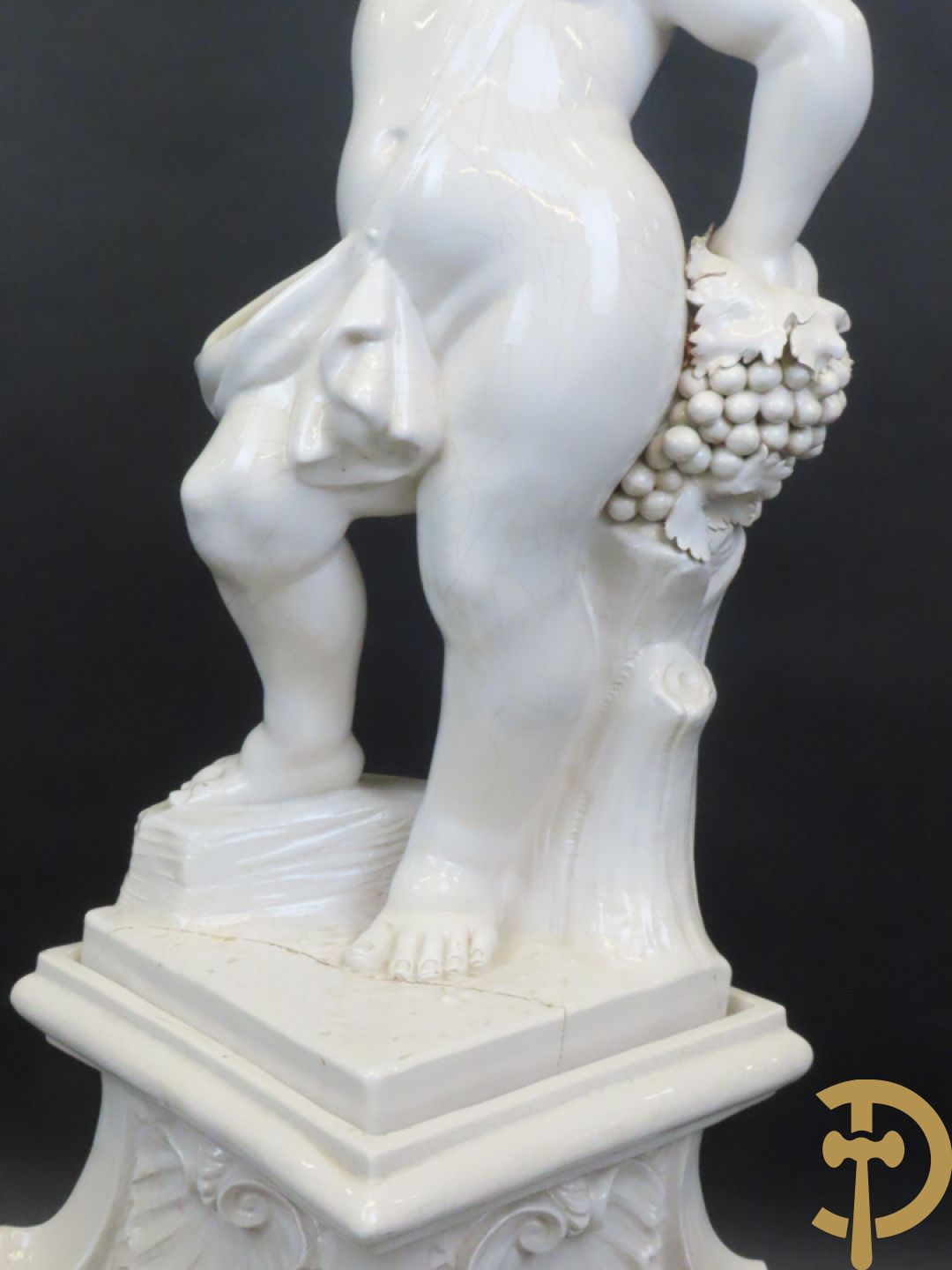 Engel met druiventrossen in Italiaanse majolica op sokkel