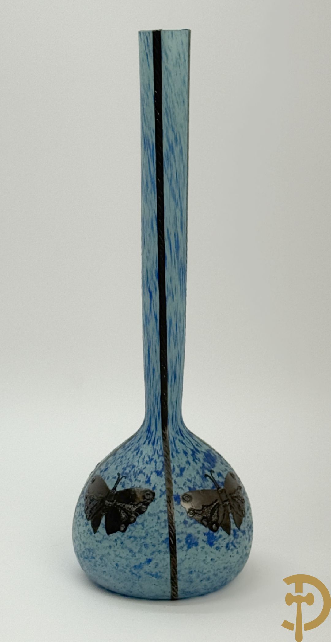 Vaas in glaspasta met decor van tinnen vlinders, Simone getekend