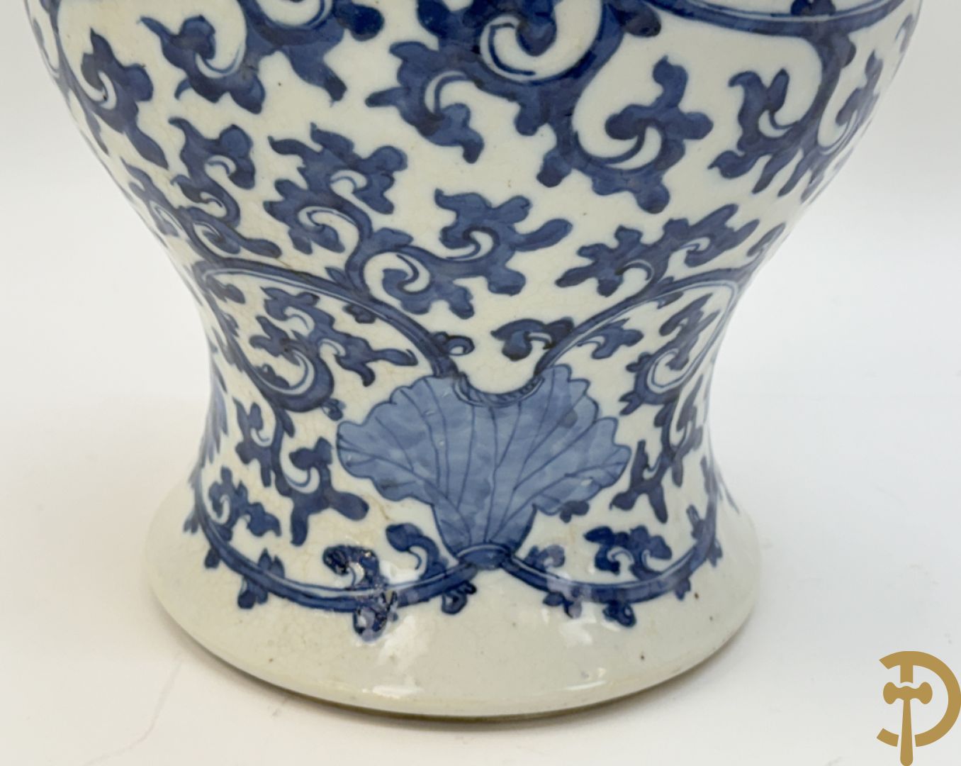 Paar Chinese dekselpotiches in blauw wit porselein met bloemendecor en accanthusranken