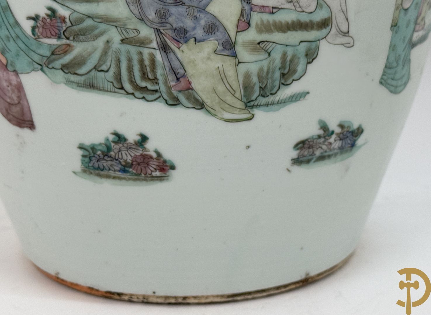 Paar Chinese porseleinen vazen met geisha decor en dames in landschap