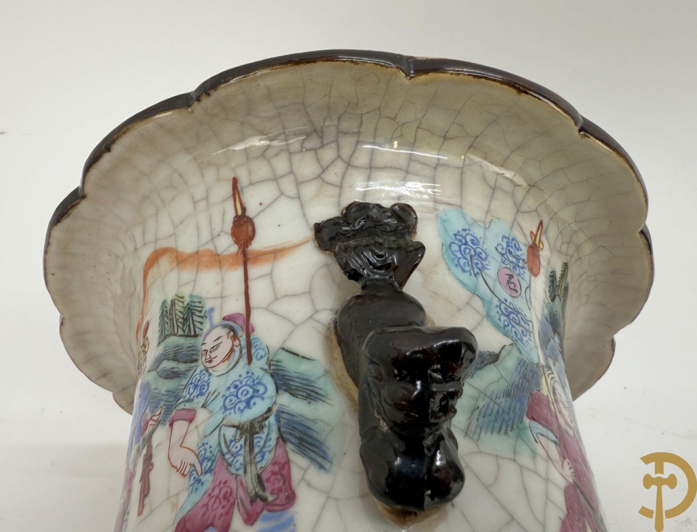 Paar Nankin vazen met dansende figuren en krijgertaferelen op houten sokkels