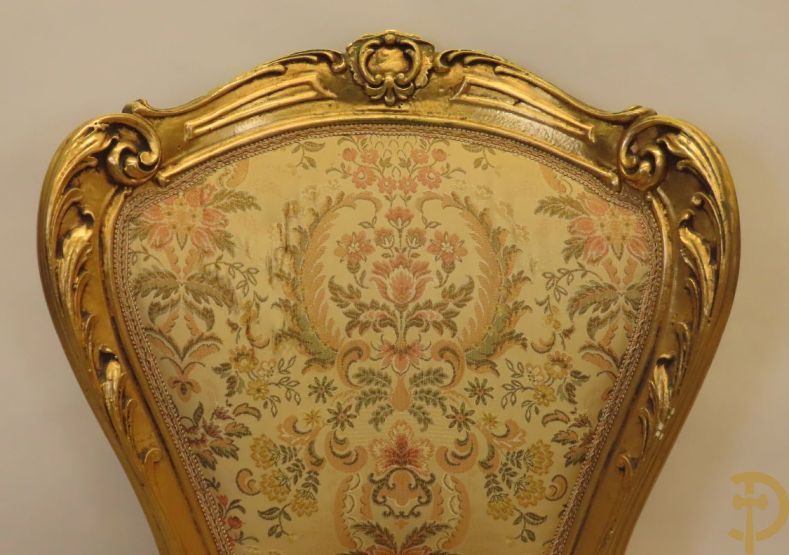 Uitzonderlijke vergulde Louis XV eetkamer bestaande uit vijfdeursdressoir met voluutvormige accanthusranken en rocailles, beschilderd met bloemenmotieven en centraal tafererel met hoornen des overvloeds + bijhorende spiegel vergulde tafel op voluutvormige poten met zes bijhorende stoelen + vitrine met accanthusranken en centrale deur, op voluutvormige poten
