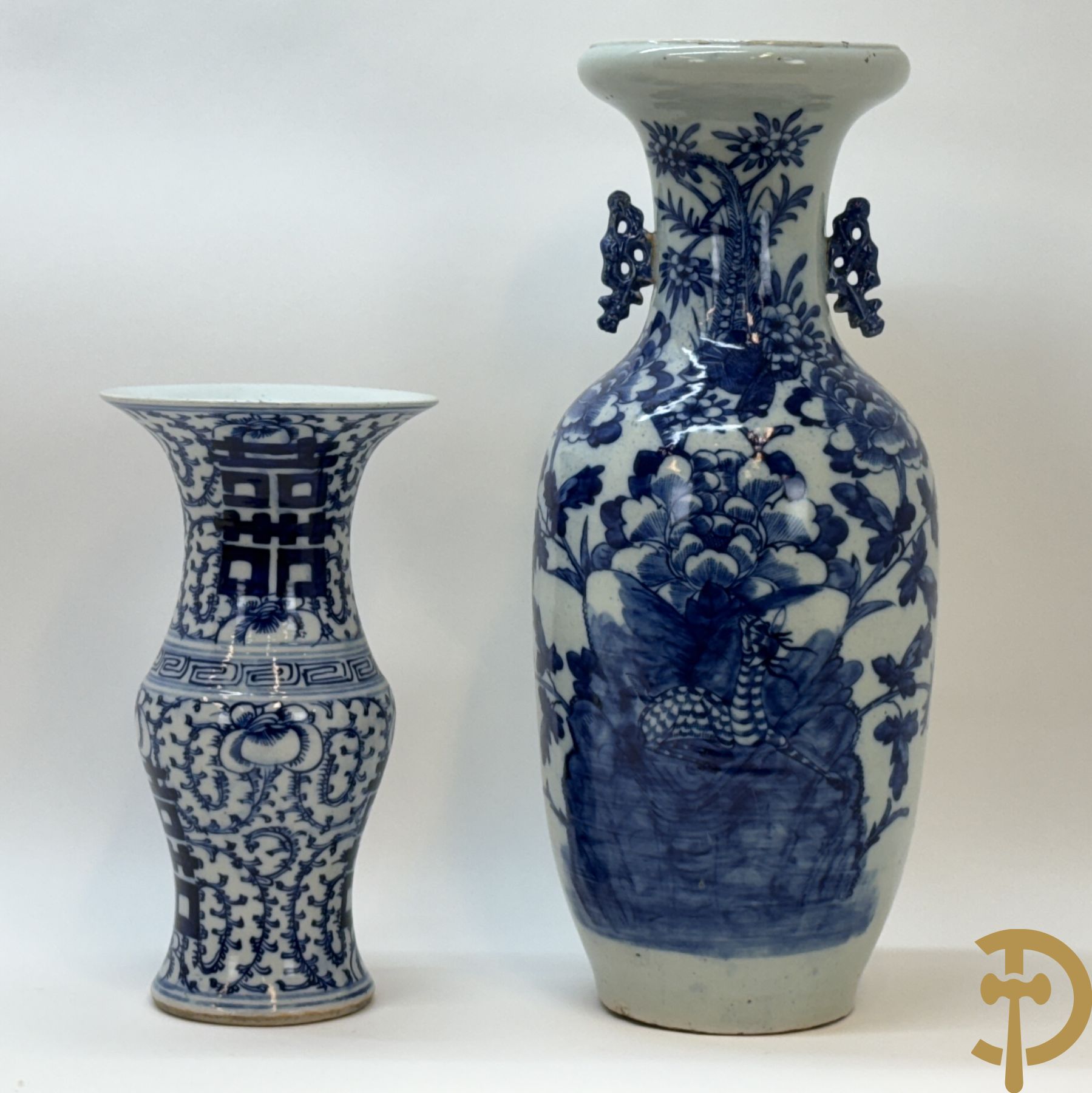 Chinese porseleinen blauw/wit vaas met bloemendecor + Gu vaas met Chinese tekens