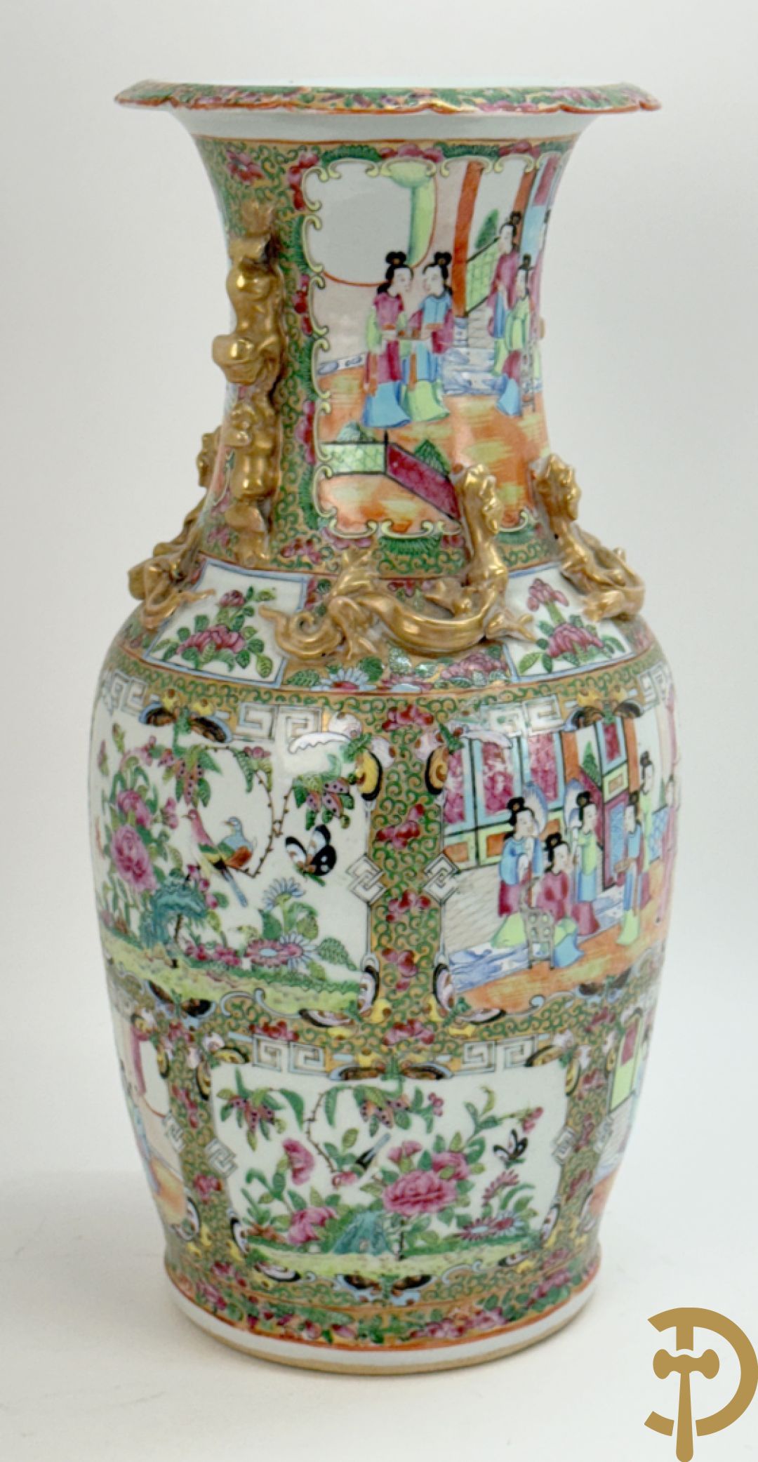 Chinese porseleinen Kanton vaas met geanimeerde taferelen en natuurdecor