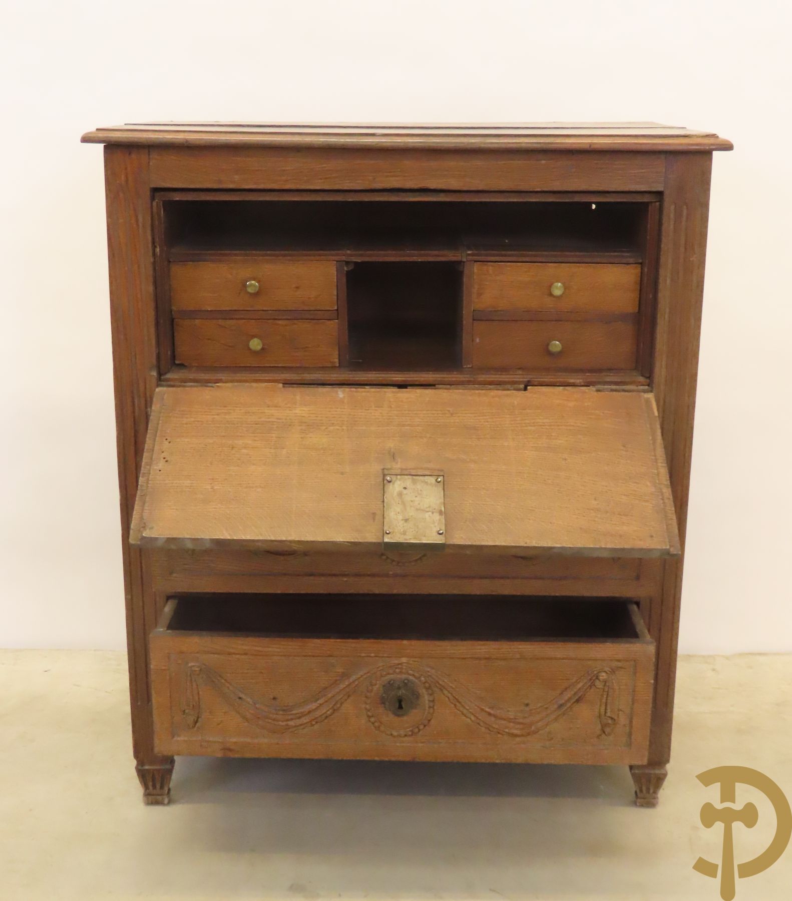 Massief eiken tweeladencommode Louis XVI met bovenaan 3e lade als klep en ingebouwde secretaire