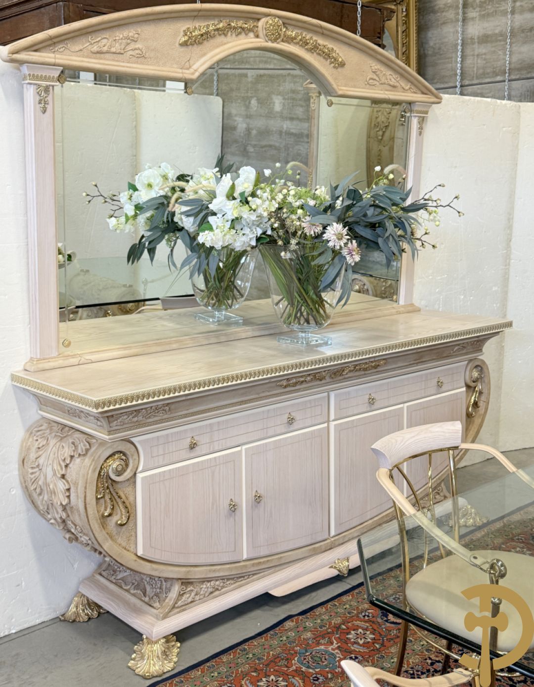 Uitzonderlijke eetkamer bestaande uit dressoir met 4 deuren en 2 lades op voluutvormig onderstel met rocailles opzij en boven met spiegel + bijhorende vitrine + console + spiegel + tafel op voluutvormig onderstel + 6 bijhorende armzetels met koperen frame - uniek ontwerp door de firma Vidal Grau Spaanse makelij, begin jaren 