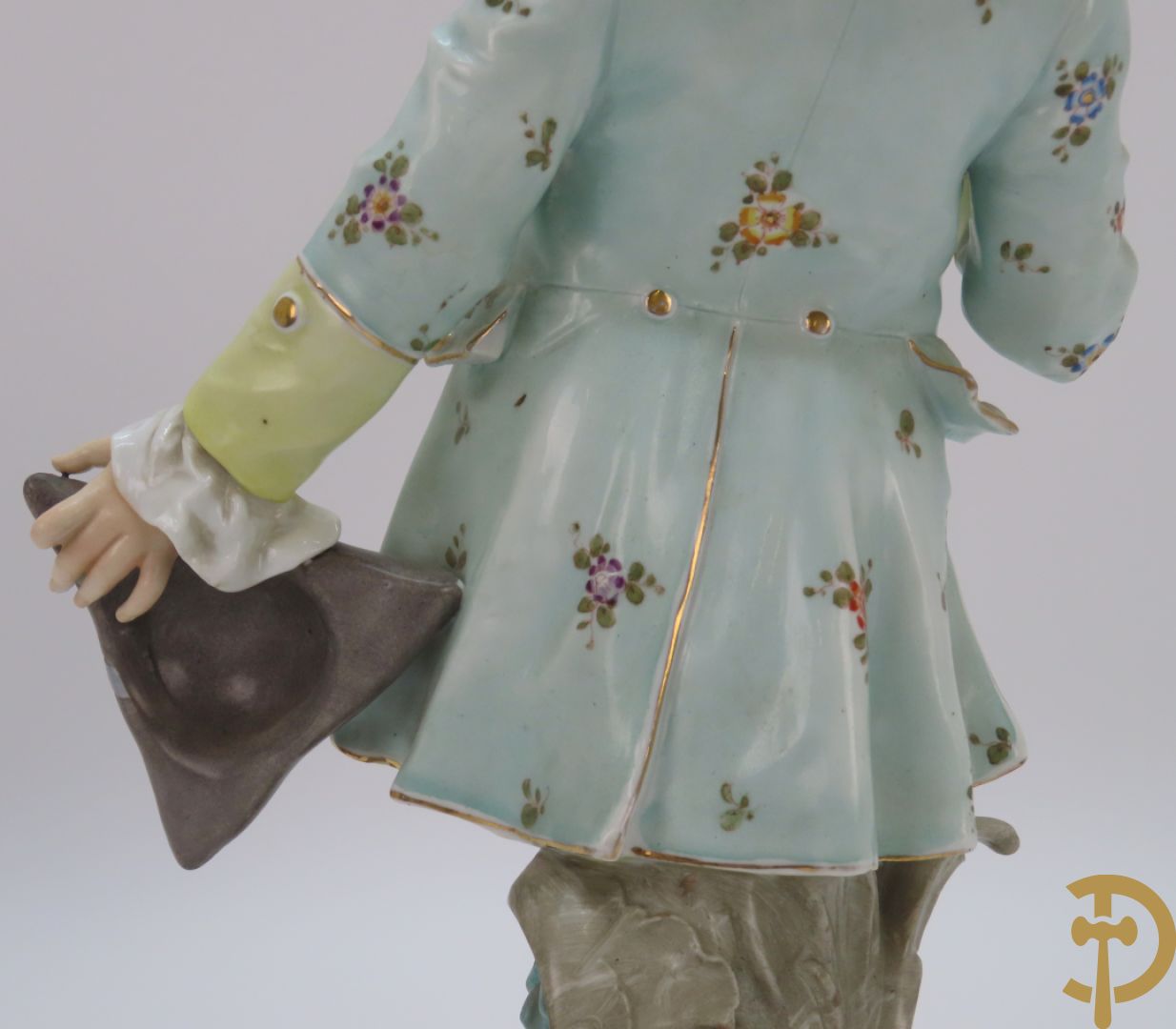 Paar meerkleurige porseleinen beelden van romantisch koppel , onderaan gemerkt