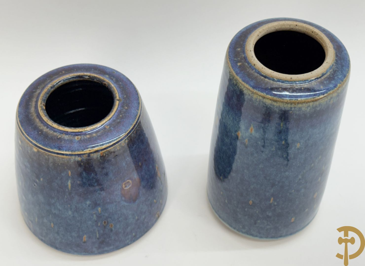 LEI HANNEN (van) onderaan gemerkt - Paar design dekselpotiches van geglazuurde keramiek