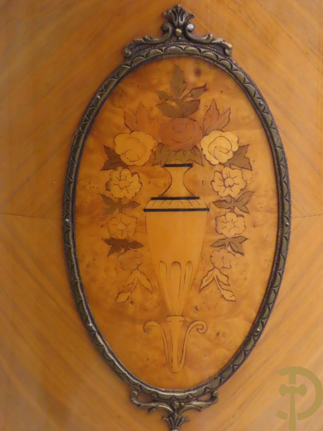 Notelaren eetkamer Louis XVI stijl bestaande uit vijfdeursdressoir met bloemenmarquetterie, bronsbeslag en wit marmeren blad, ovale uittrekbare tafel, 6 stoelen met leder bekleed en gegalbeerde vitrine met geslepen ruitjes