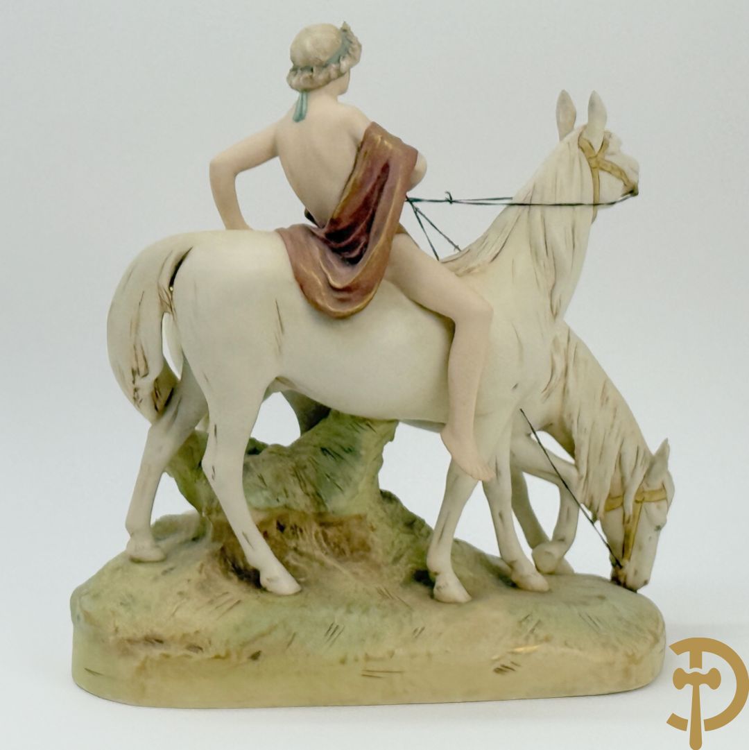 Paardenmenner in Royal Dux, onderaan gemerkt nr. 2072