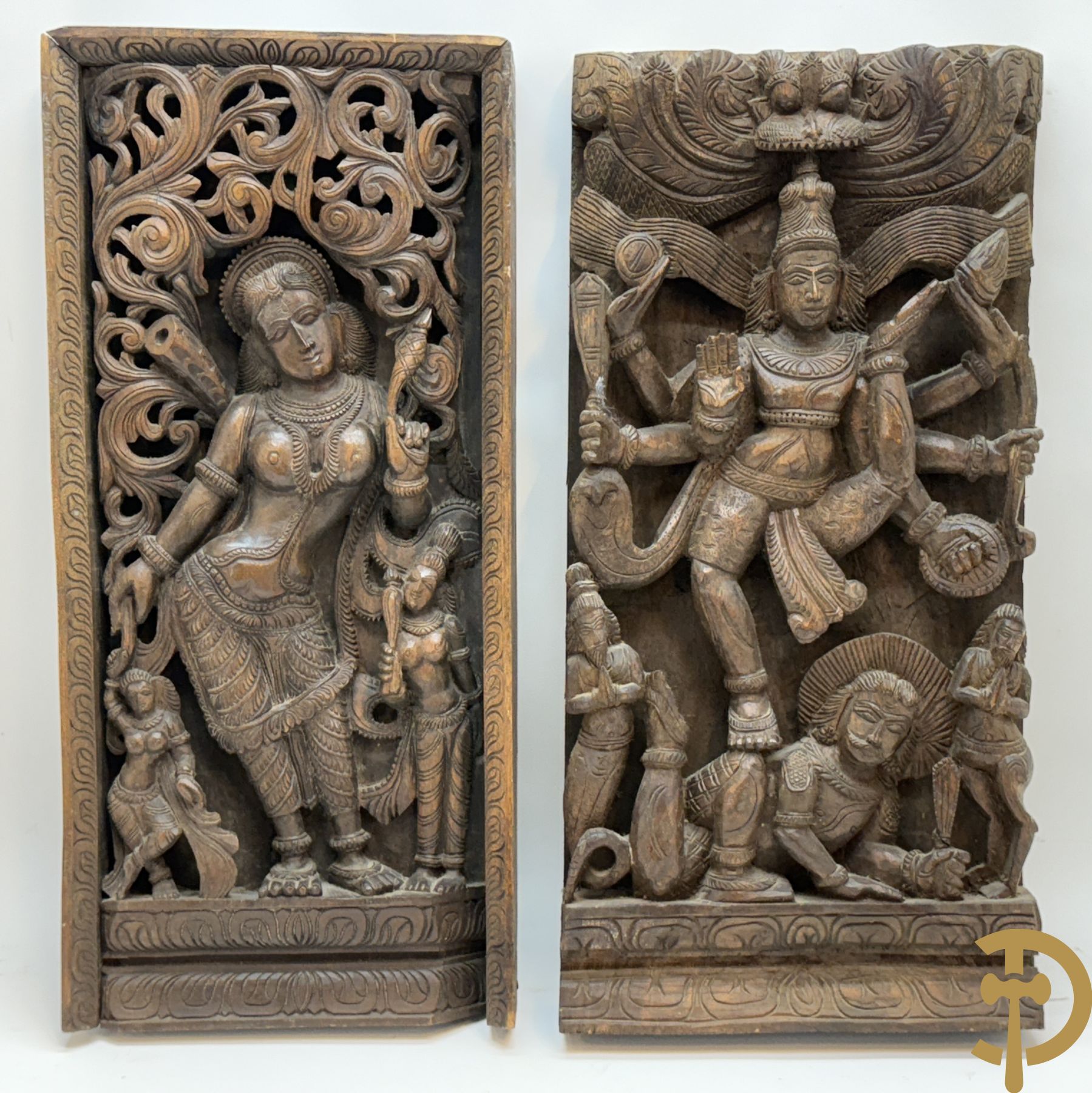 Paar Indische houtgesculpteerde basreliefs van geisha